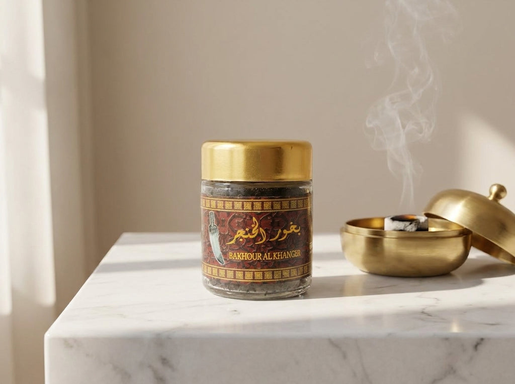 Volutes de fumée parfumées et luxueuses s'élevant de l'encens premium pour sublimer l'atmosphère de la maison.