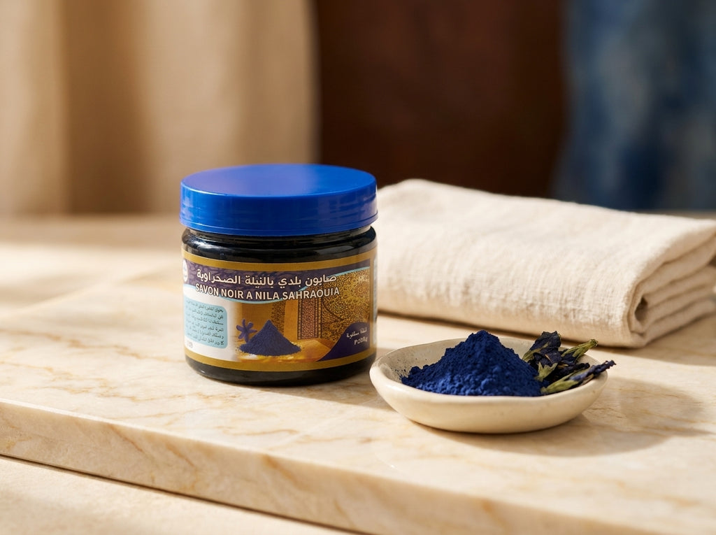Gommage au savon noir au nila bleu Orianza avec gant de Kessa pour blanchir la peau