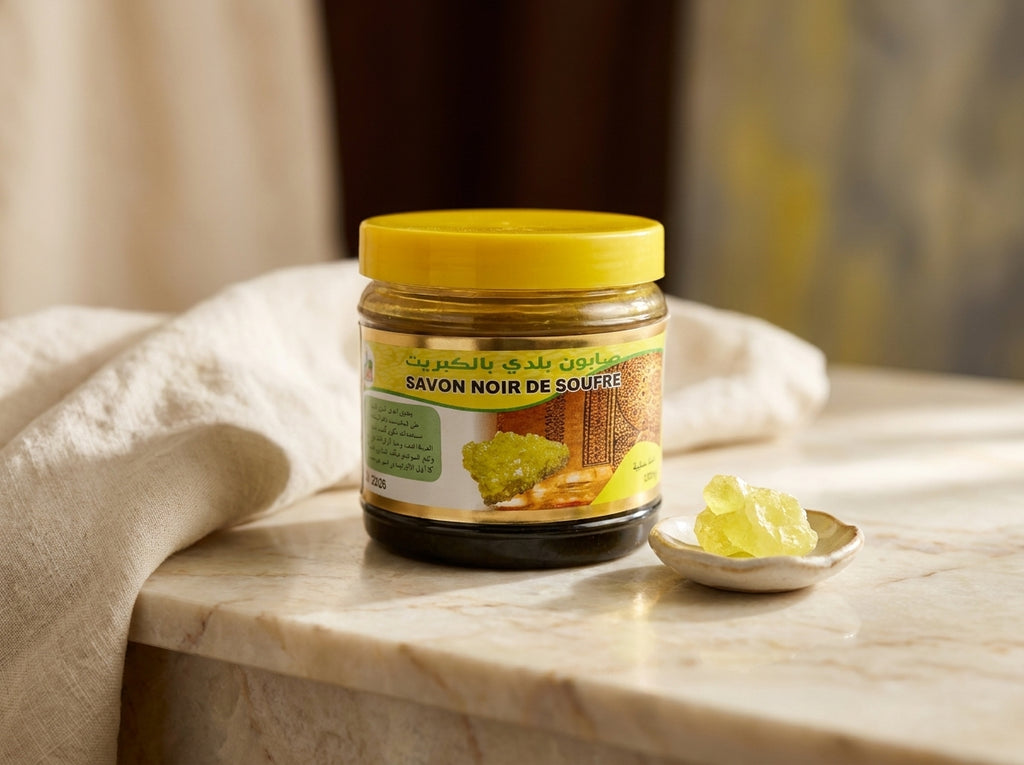 Utilisation du savon noir au soufre Orianza avec un gant de Kessa pour desincruster les pores