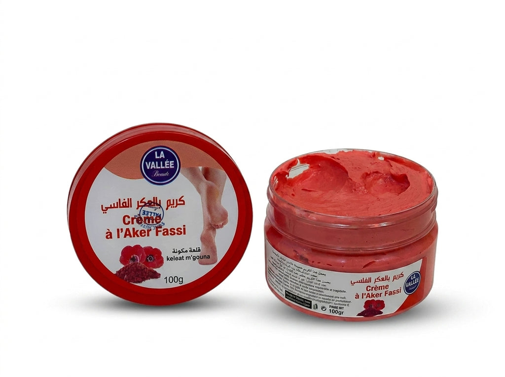 Application délicate de la crème à la poudre de coquelicot sur le visage pour un effet bonne mine immédiat.