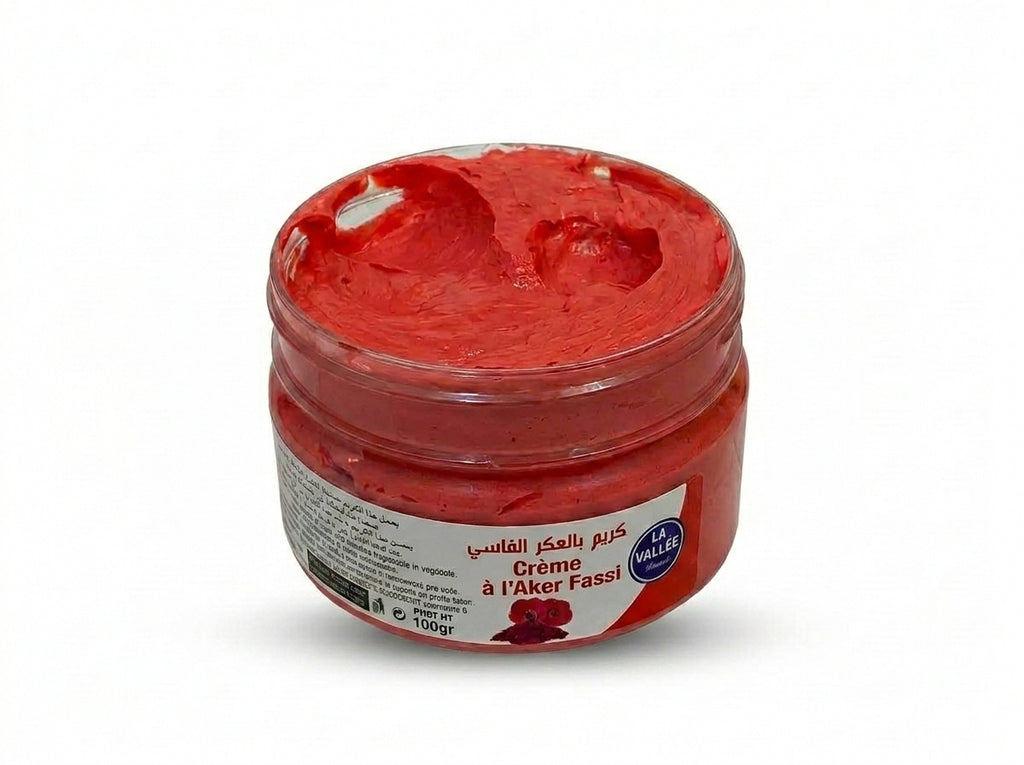 Gros plan sur les pétales de coquelicot et l'écorce de grenade entourant le soin hydratant et antioxydant Orianza.