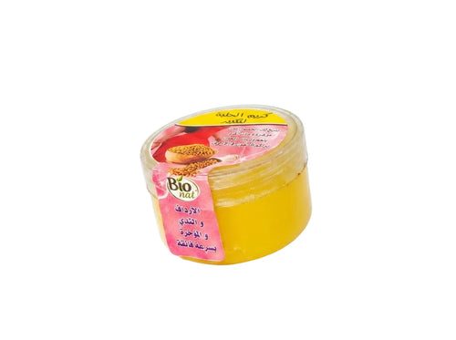 Application de la crème onctueuse de fenugrec en massage circulaire sur le bras pour raffermir la peau et booster l'élasticité.