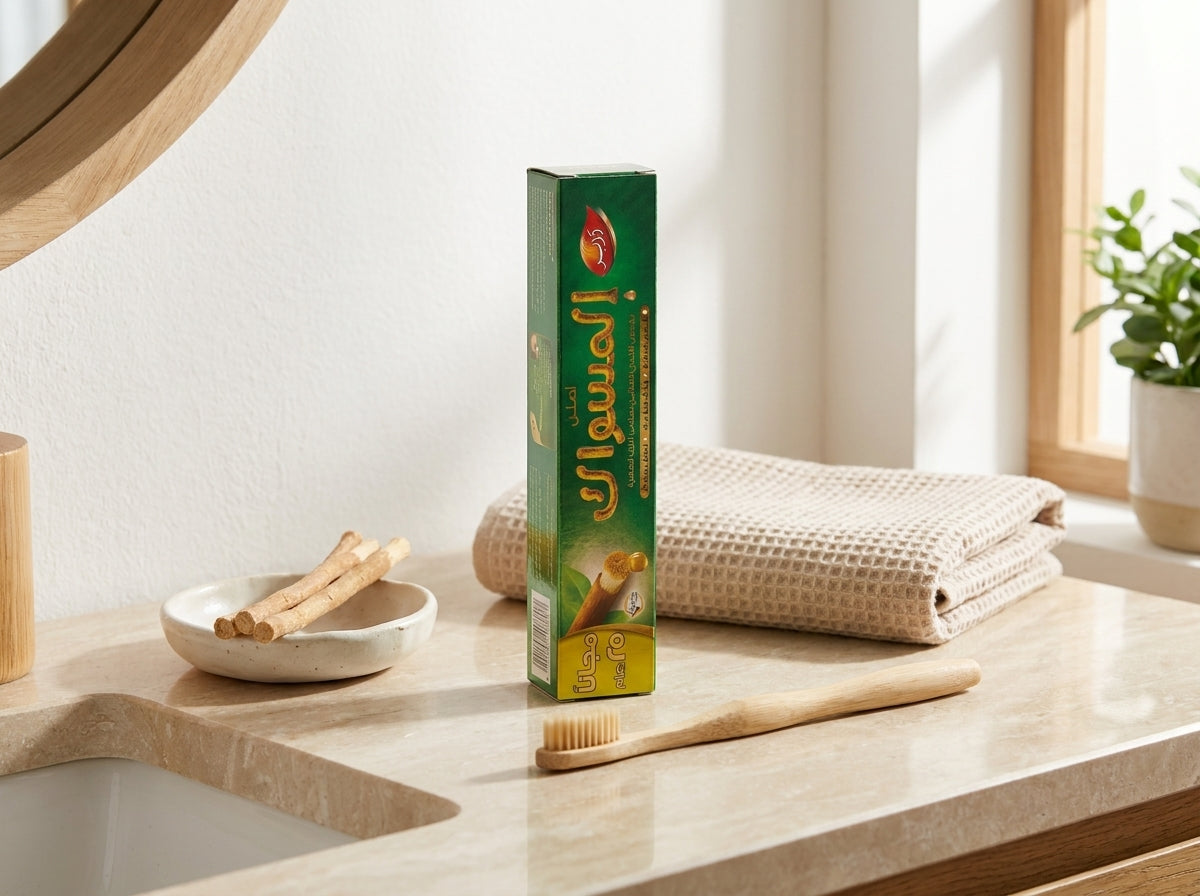 Trousse de voyage élégante contenant le mini dentifrice au Miswak pour une hygiène saine en déplacement.