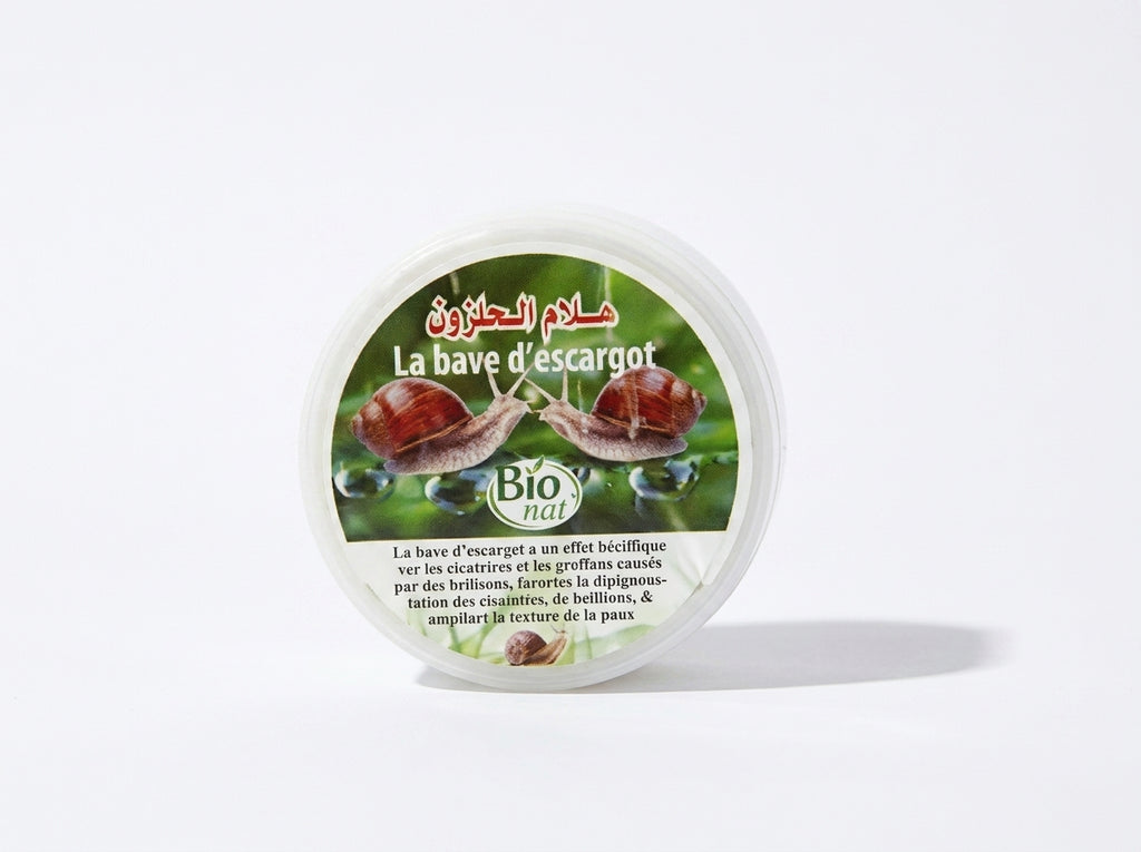 Texture gel cristalline et légère du soin multi-actions appliqué sur le dos de la main pour lisser la peau.
