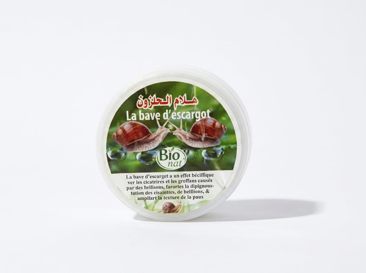 Texture gel cristalline et légère du soin multi-actions appliqué sur le dos de la main pour lisser la peau.