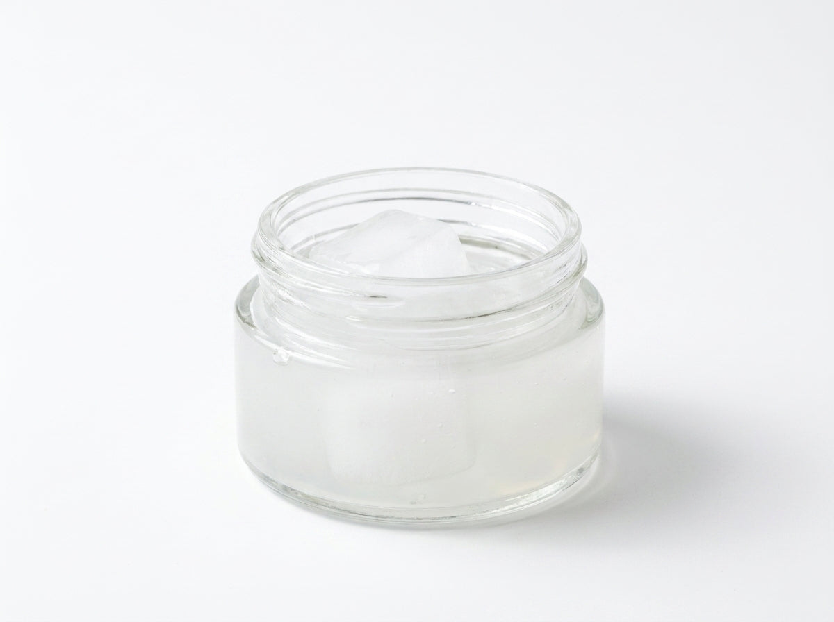 Gros plan sur les ingrédients actifs de collagène et d'acide glycolique entourant le gel cicatrisant Orianza.