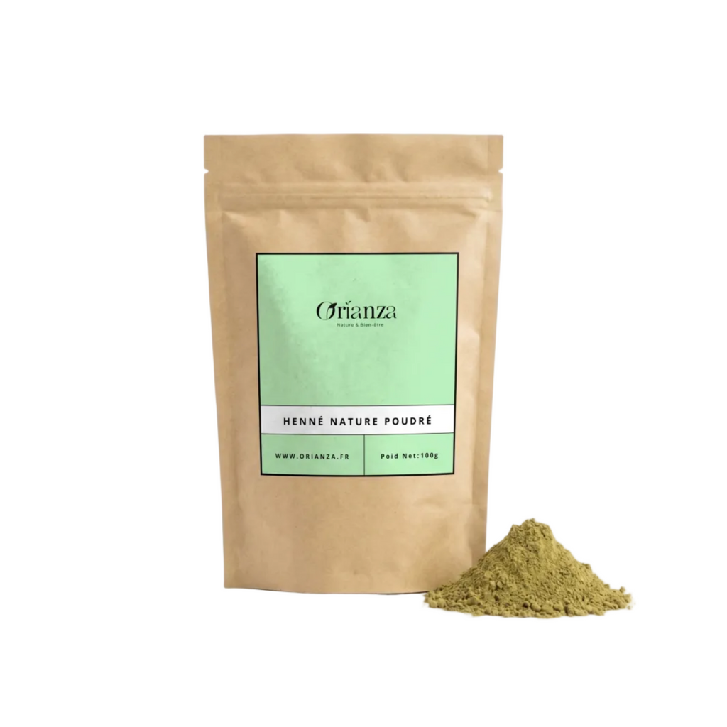 Sachet d'apothicaire en kraft de Henné Naturel Moulu Orianza Selection, poudre fine verte pour soin capillaire avec une cuillère à côté.