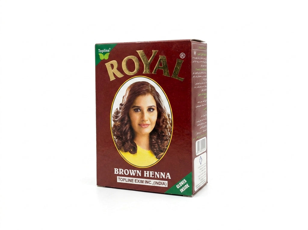 Application du masque de henné marron sur les racines des cheveux pour une couverture optimale des cheveux blancs.