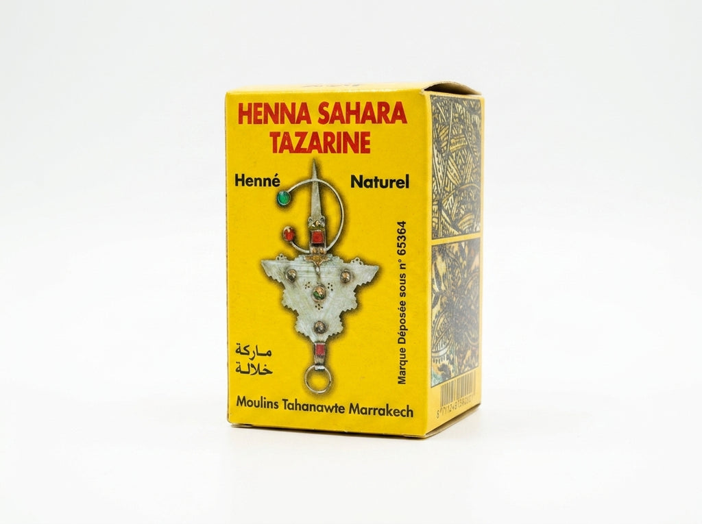 Préparation de la pâte de henné naturel Tazarine extra-fine dans un bol en bois pour masque de soin du cuir chevelu.