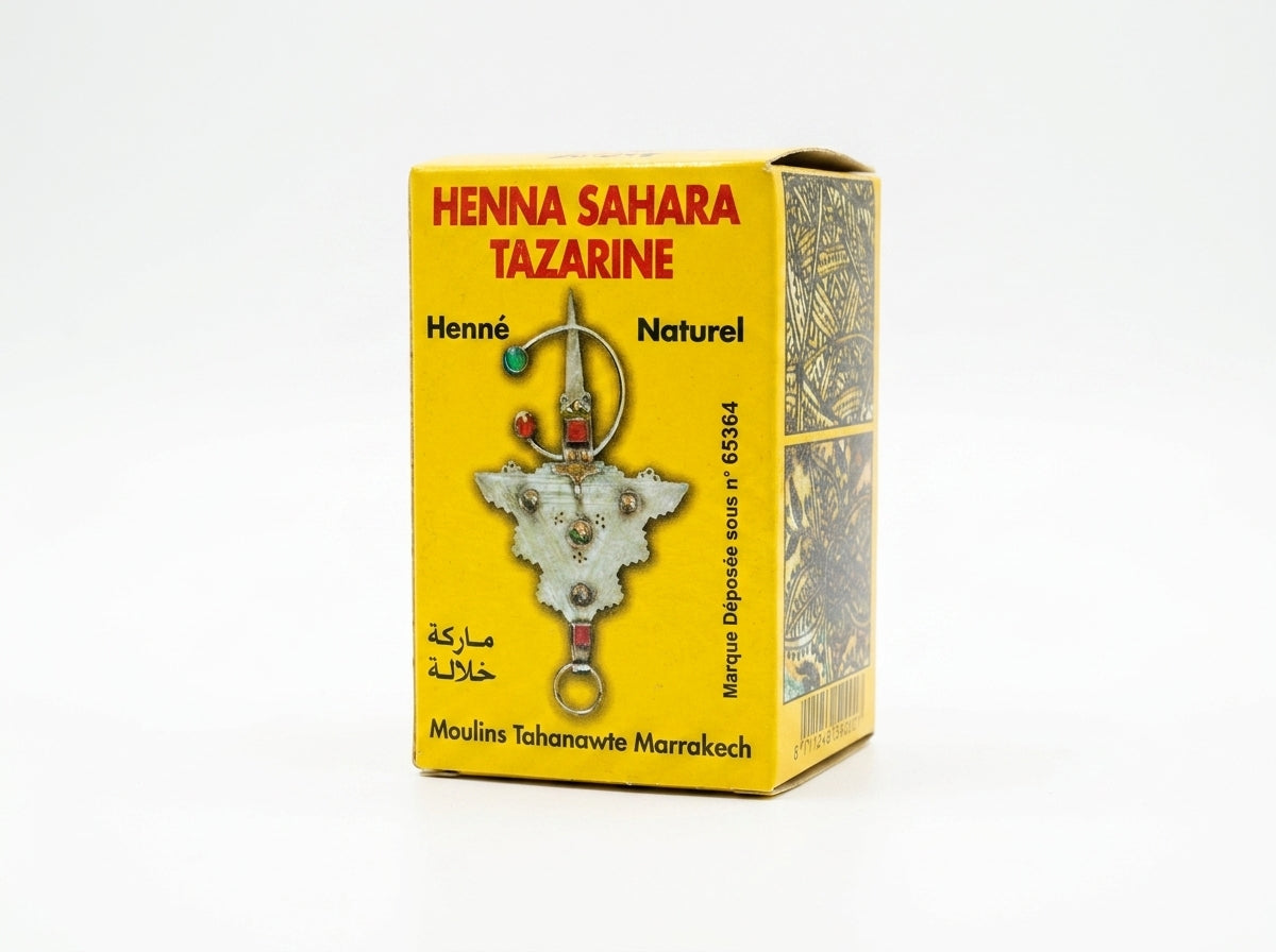 Préparation de la pâte de henné naturel Tazarine extra-fine dans un bol en bois pour masque de soin du cuir chevelu.