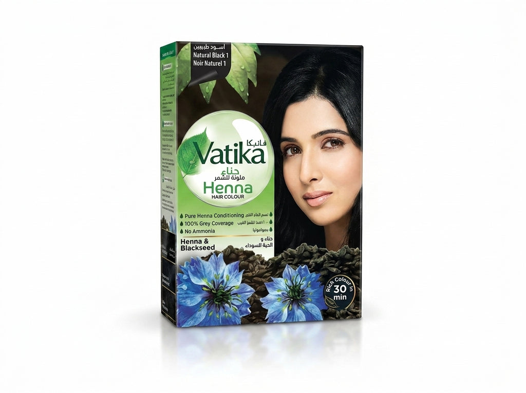 Mélange onctueux de la poudre de henné noir Vatika dans un bol, préparation d'une texture crème lisse.