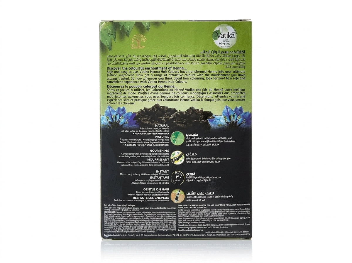 Application précise du masque tinctoriel Vatika sur les cheveux blancs pour un camouflage homogène.