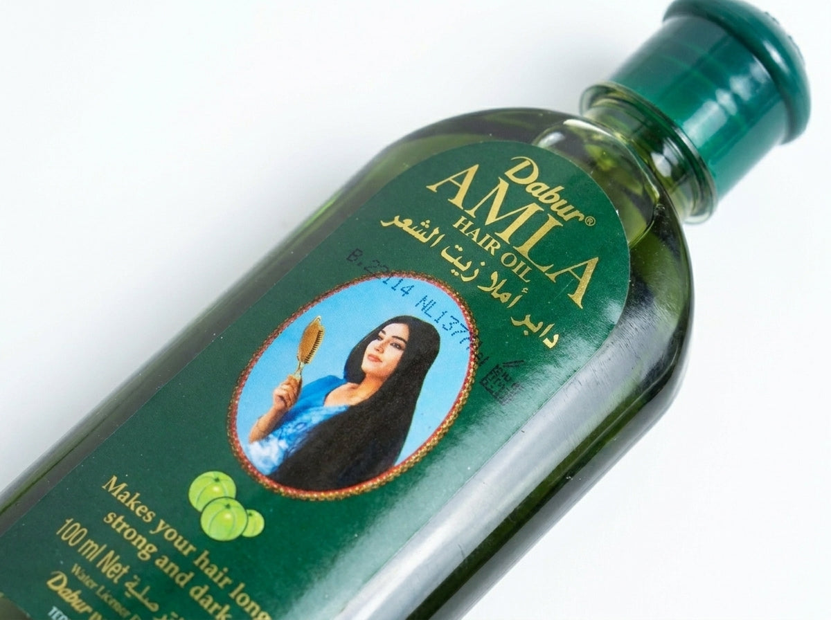 Texture fluide et dorée de l'huile de groseille indienne pour une brillance et un volume intenses.