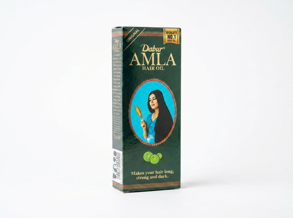 Application de l'huile d'Amla pure en massage délicat sur le cuir chevelu pour stimuler les racines.