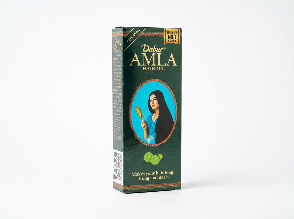 Application de l'huile d'Amla pure en massage délicat sur le cuir chevelu pour stimuler les racines.