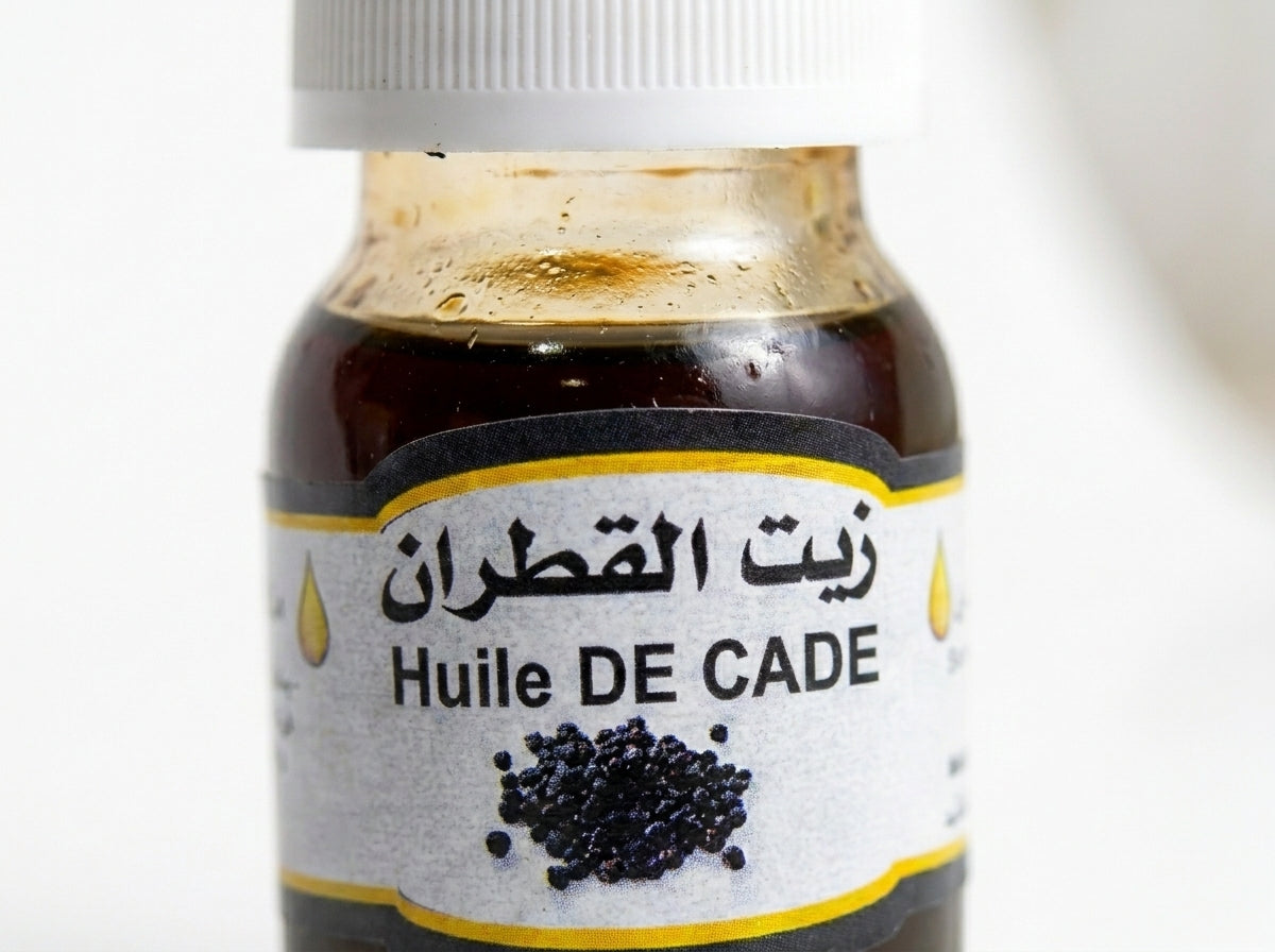 Gros plan sur la texture ambrée et authentique de l'élixir de cade Orianza, soin régulateur de squames.