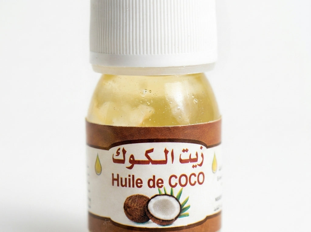 Texture onctueuse de l'huile de coco appliquée sur les cheveux pour réparer la fibre et redonner de la brillance.