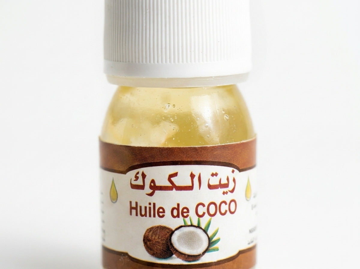 Texture onctueuse de l'huile de coco appliquée sur les cheveux pour réparer la fibre et redonner de la brillance.