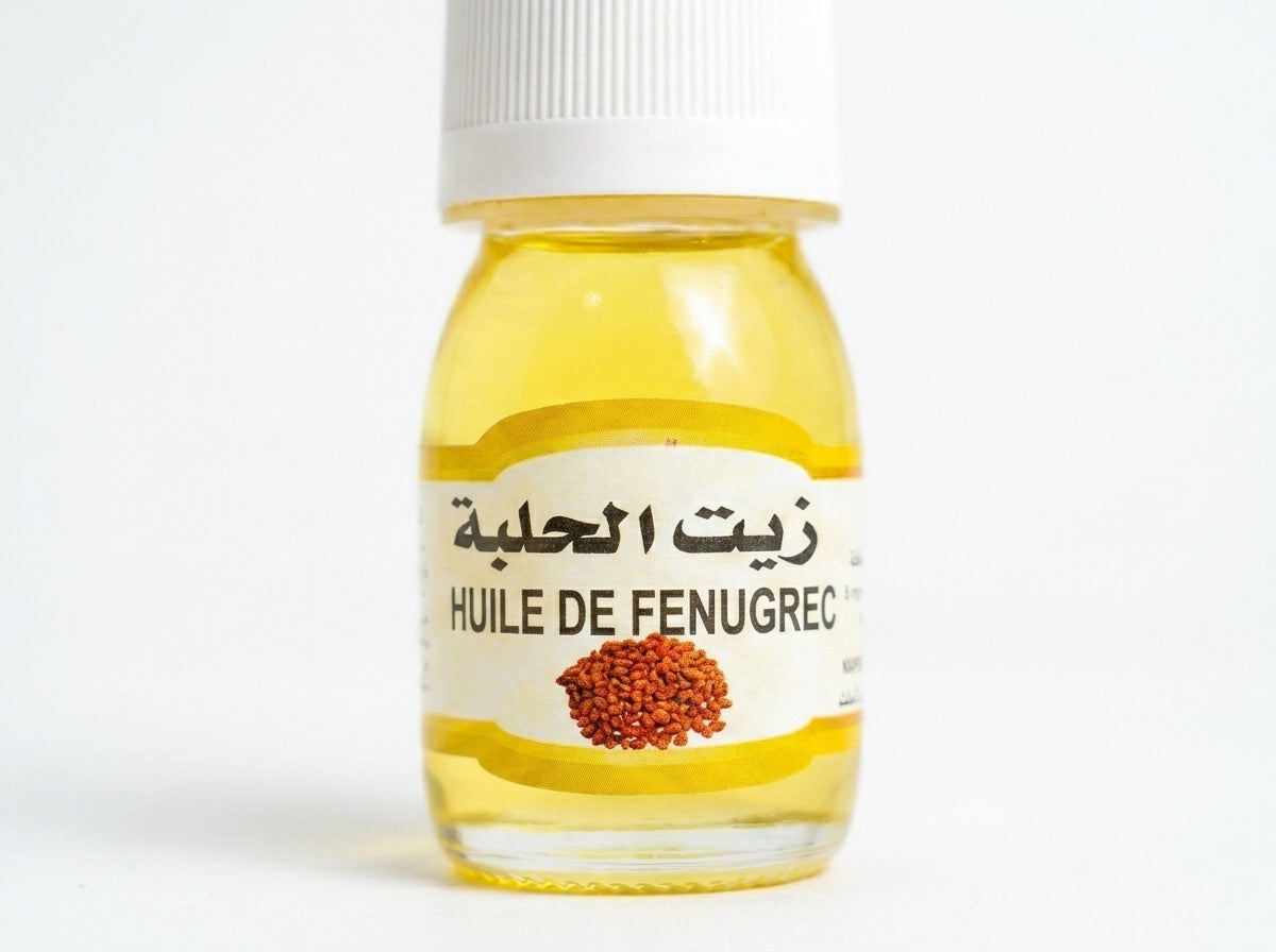 Application de l'huile de fenugrec fortifiante sur la barbe et les cheveux pour stimuler la pousse et densifier.