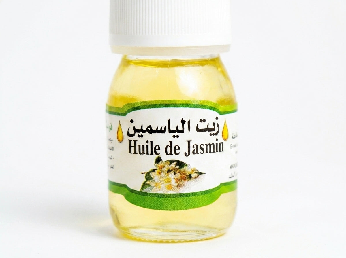 Application de l'huile de jasmin parfumée sur les cheveux pour lisser les frisottis et apporter de l'éclat.