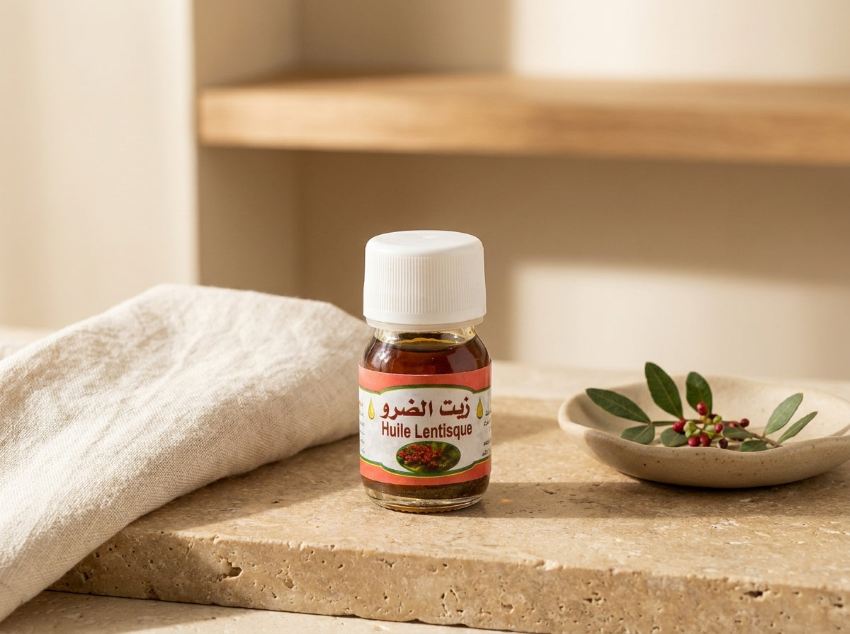 Baies et feuillage de lentisque pistachier sauvage à côté de l'élixir pur Dhrou Orianza, symbole d'authenticité herboriste.