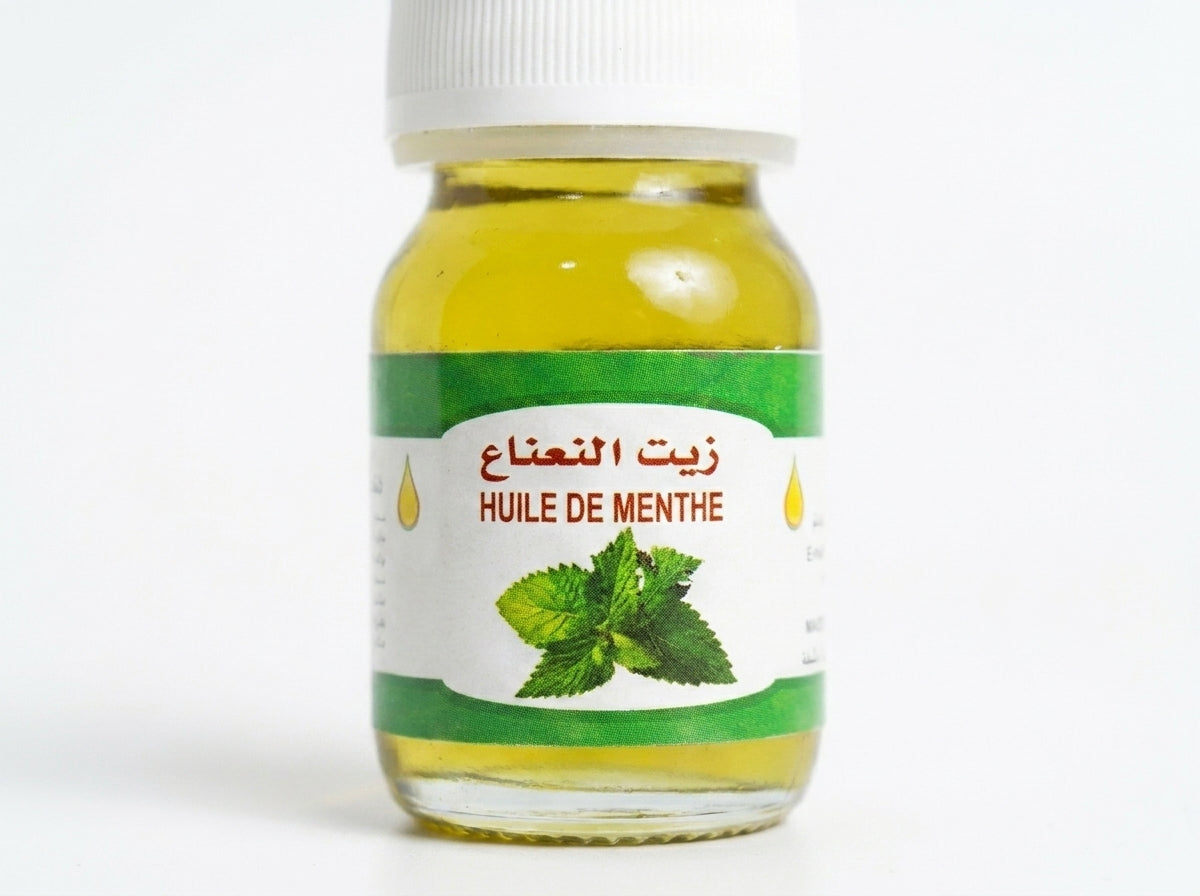 Application de l'huile de menthe poivrée pure sur le cuir chevelu pour stimuler la microcirculation.