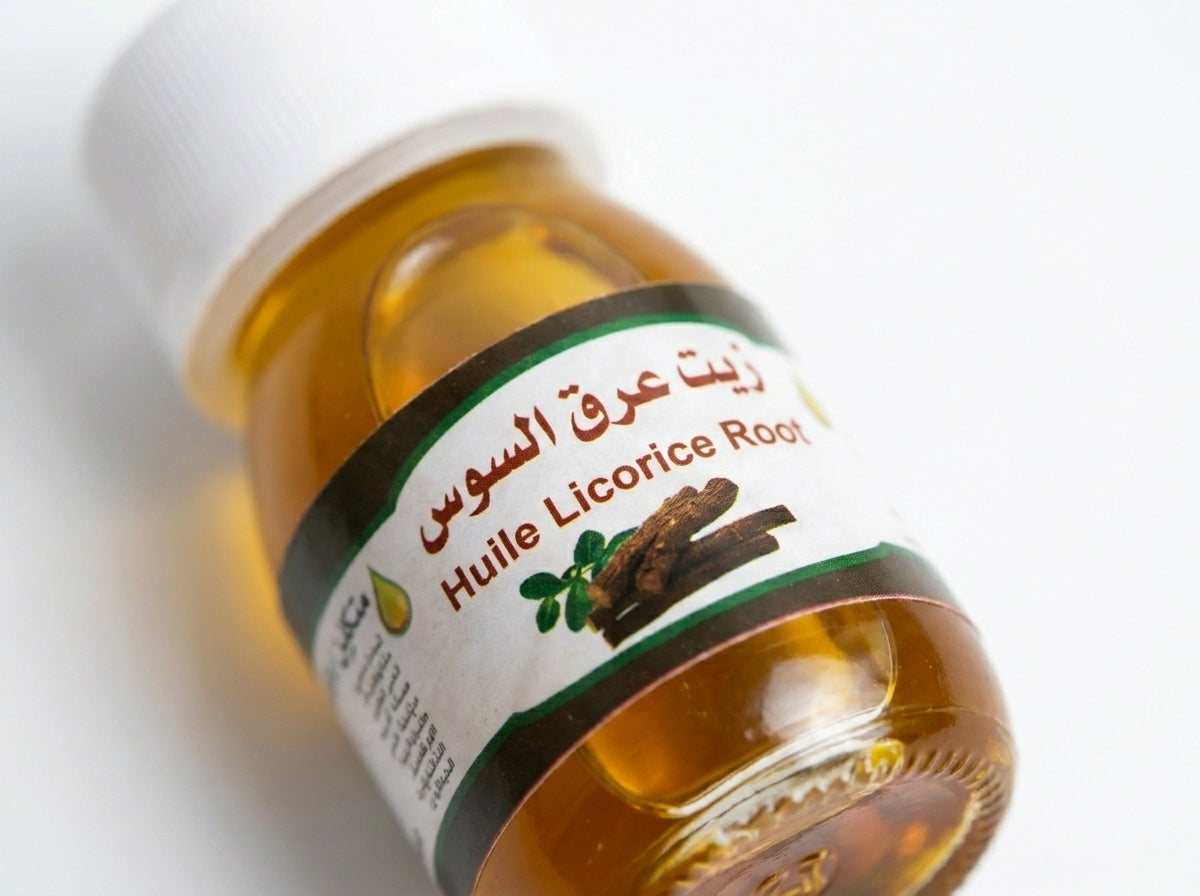 Texture fine de l'huile de Glycyrrhiza Glabra appliquée délicatement sur une peau pour l'unifier.