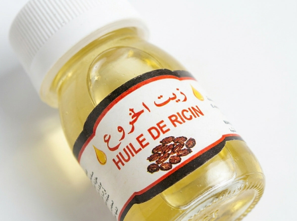 Texture dense et protectrice de l'huile de Ricinus Communis appliquée sur les ongles pour les fortifier.