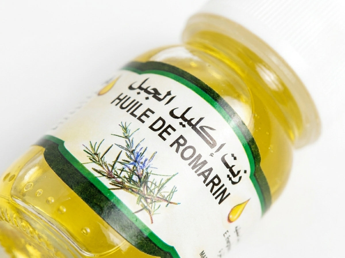 Application ciblée de l'huile de romarin pure en racine pour stimuler la microcirculation et densifier les cheveux.