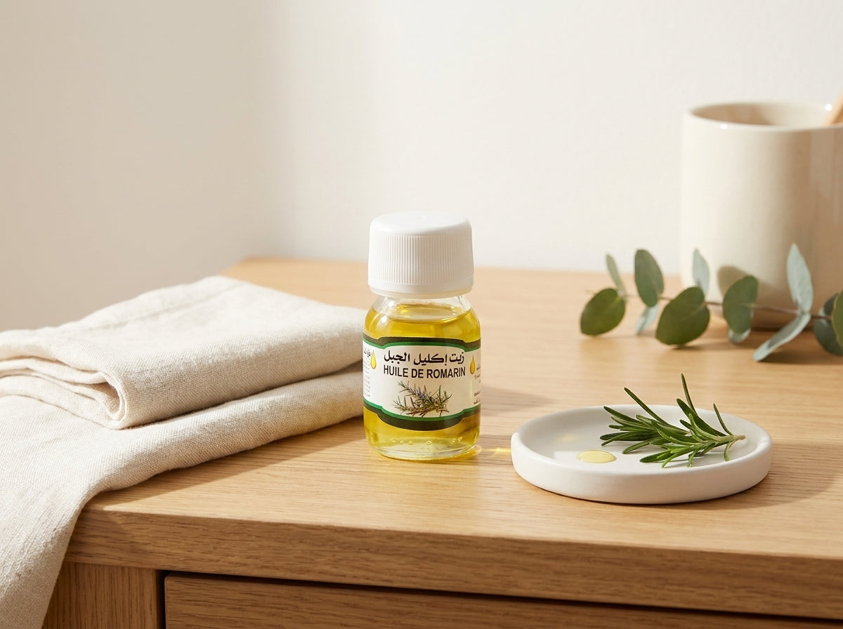 Rameaux de romarin frais et aromatique entourant l'élixir dynamisant Orianza, symbolisant sa pureté et sa force.