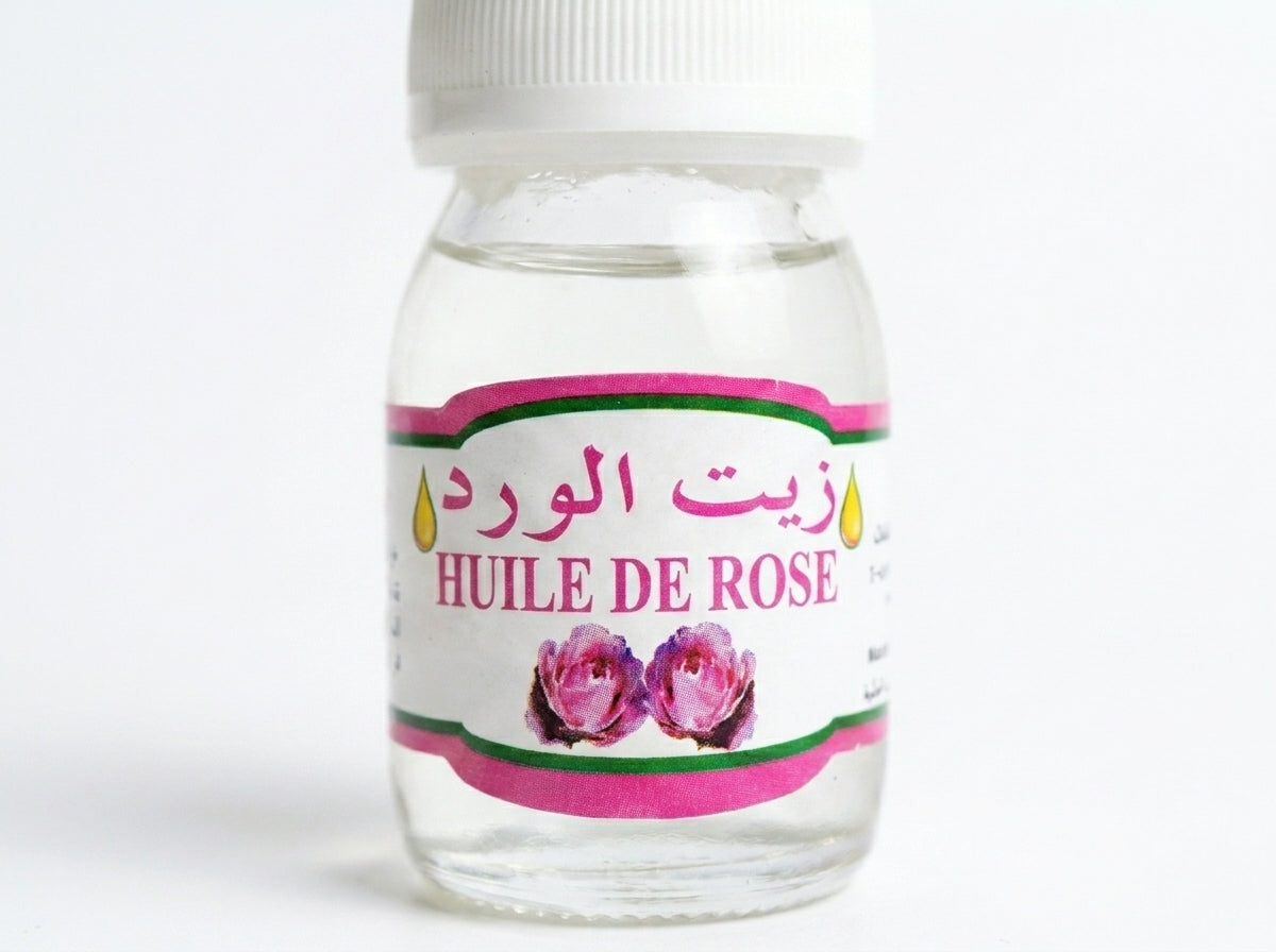 Application délicate de l'huile florale de Rose sur le décolleté et le visage pour un fini satiné.