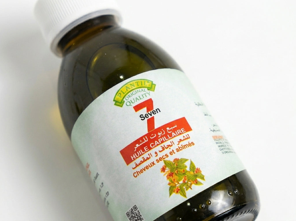 Gouttes dorées et précieuses révélant la texture du cocktail nutritif de 7 huiles végétales pures.