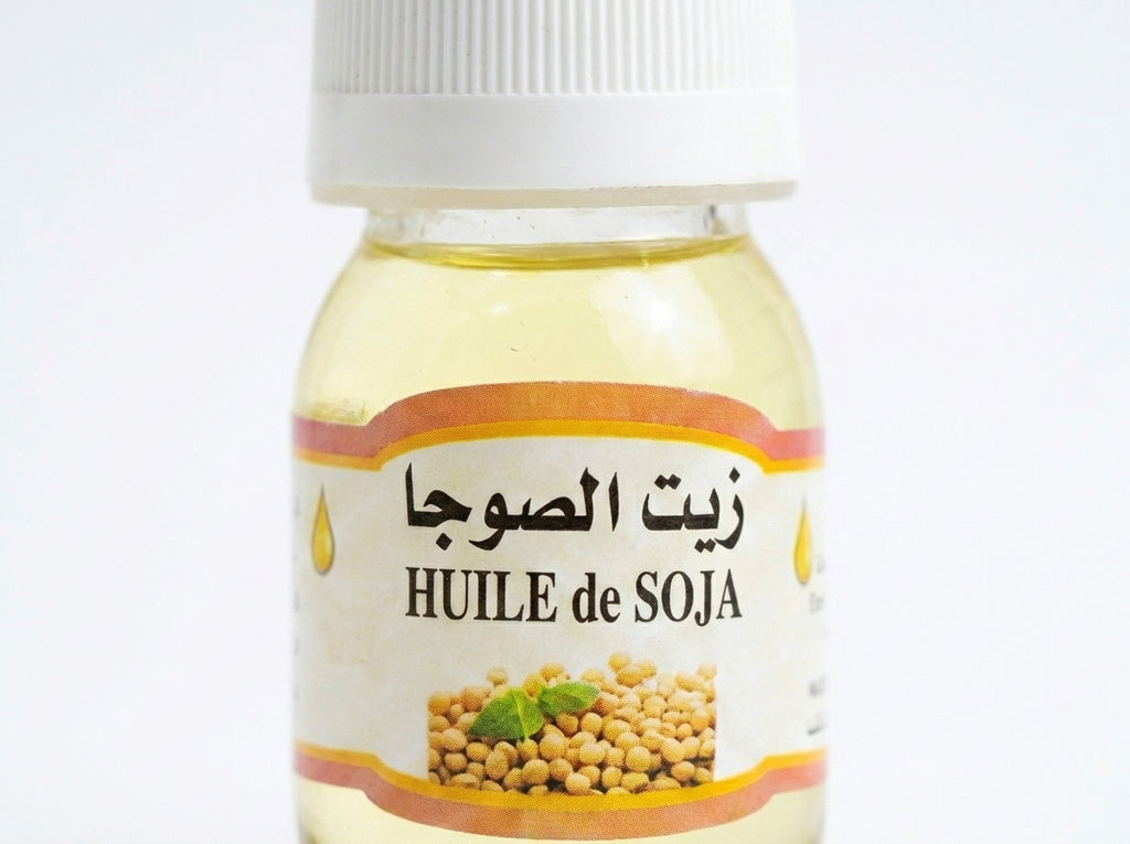 Massage facial nocturne avec l'huile de soja légère pour lisser le grain de peau et restaurer le film hydrolipidique.
