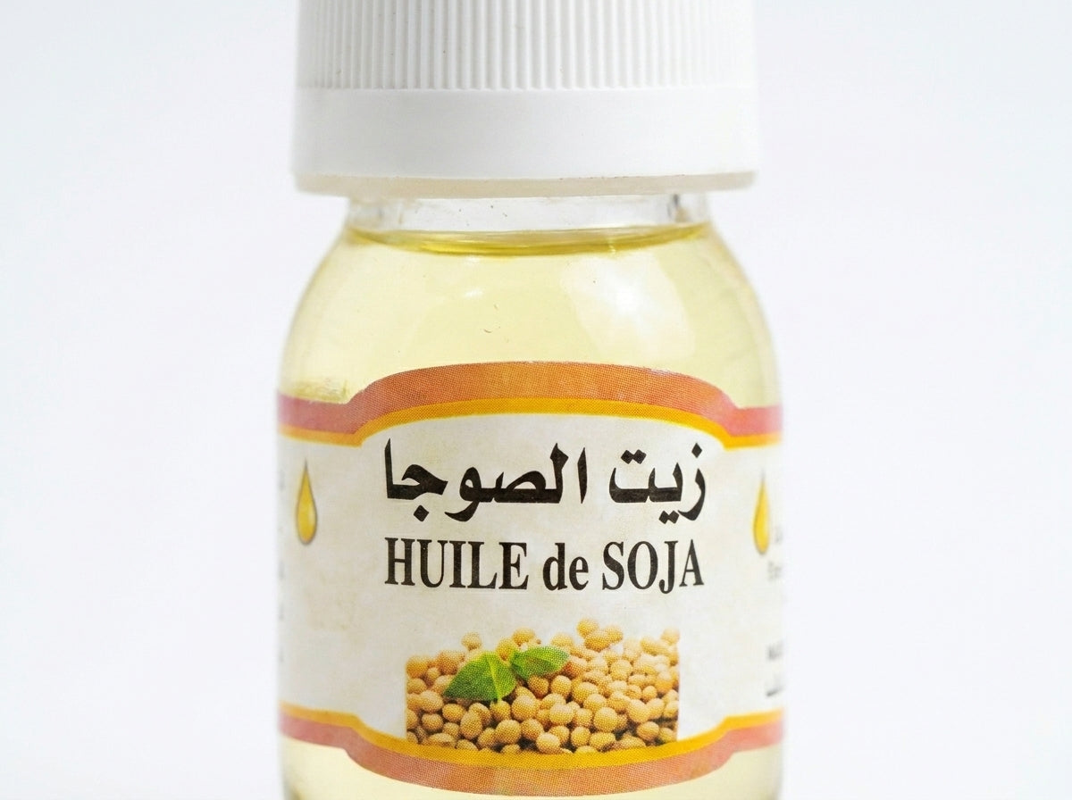 Massage facial nocturne avec l'huile de soja légère pour lisser le grain de peau et restaurer le film hydrolipidique.