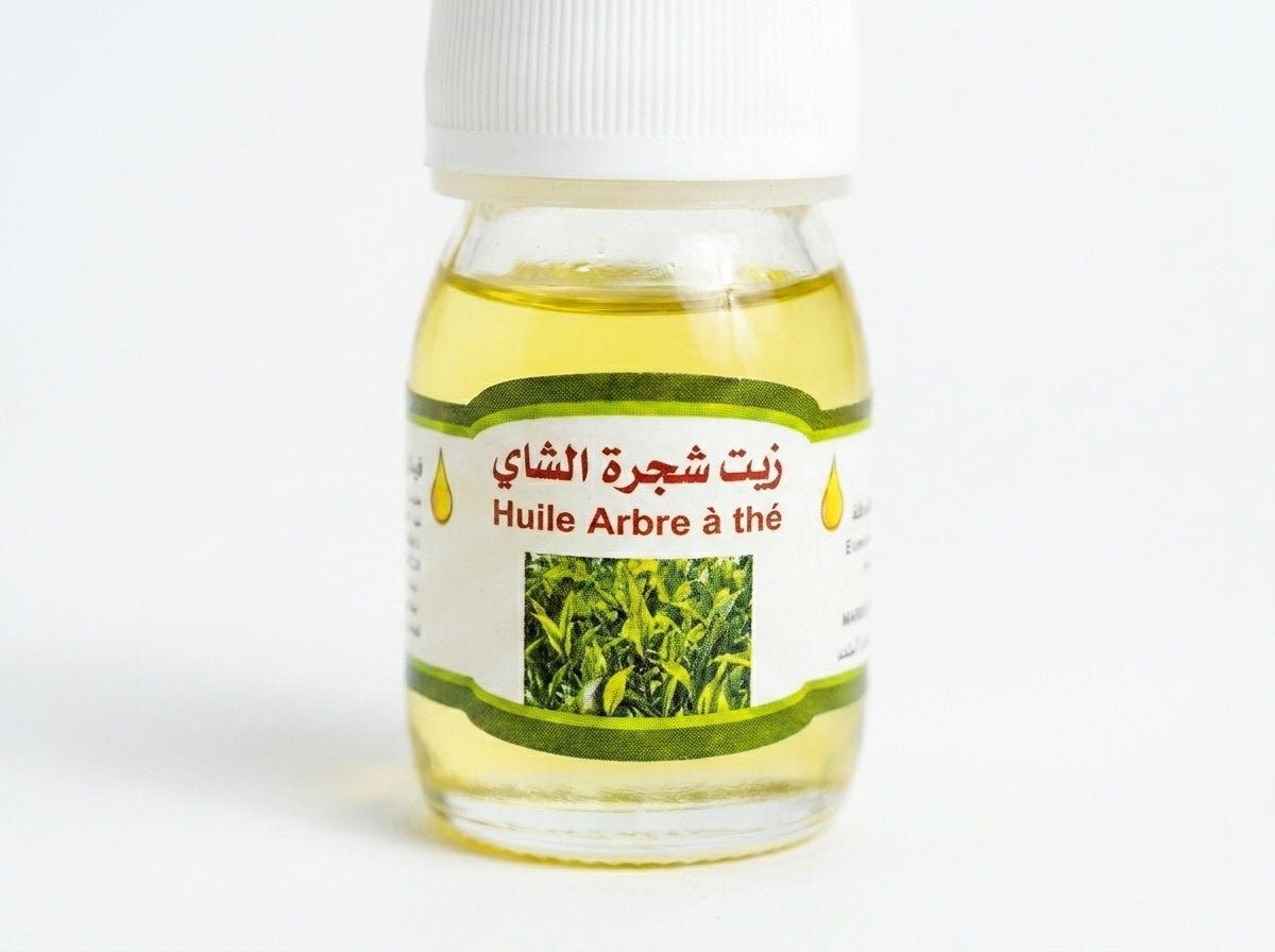 Application locale d'une goutte d'huile d'arbre à thé pure sur une imperfection du visage pour l'assécher.