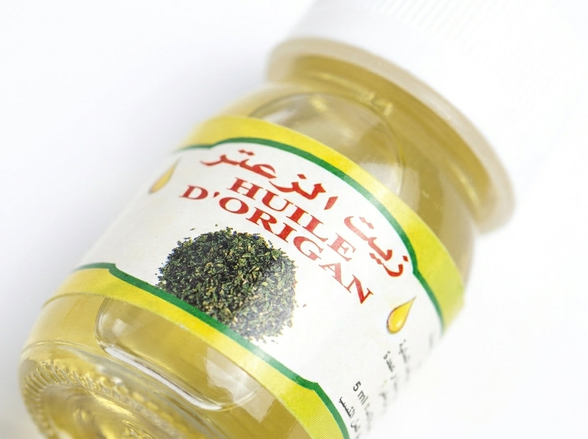 Application de l'huile de thym pure sur le cuir chevelu pour éliminer les pellicules et stimuler la vitalité.