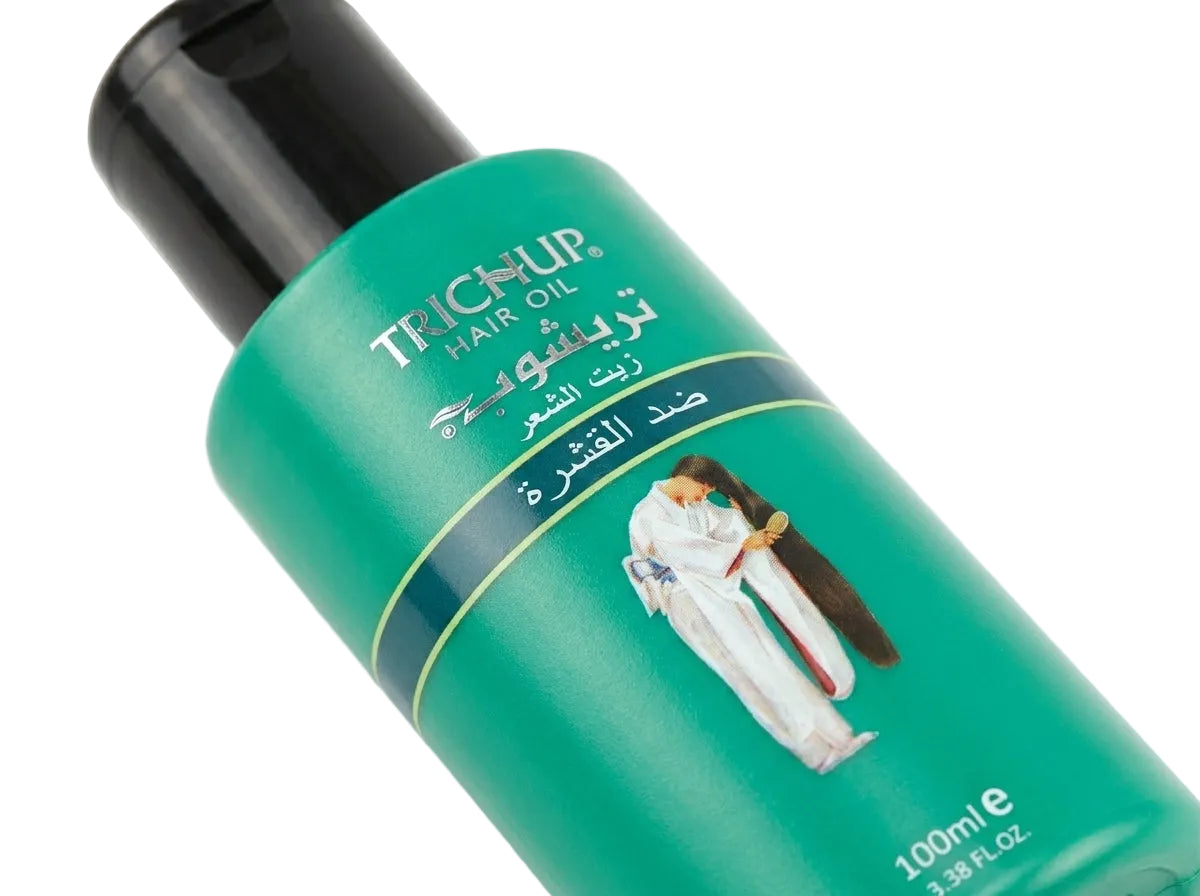 Démonstration du massage crânien pour faire pénétrer l'huile ayurvédique et stimuler les bulbes pileux.