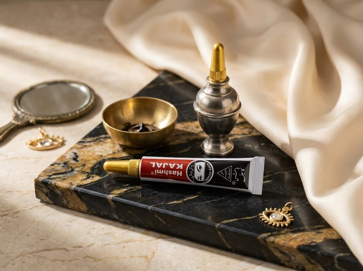 Application précise du khôl Al Hashmi à l'aide d'un mirwed traditionnel pour souligner les yeux.