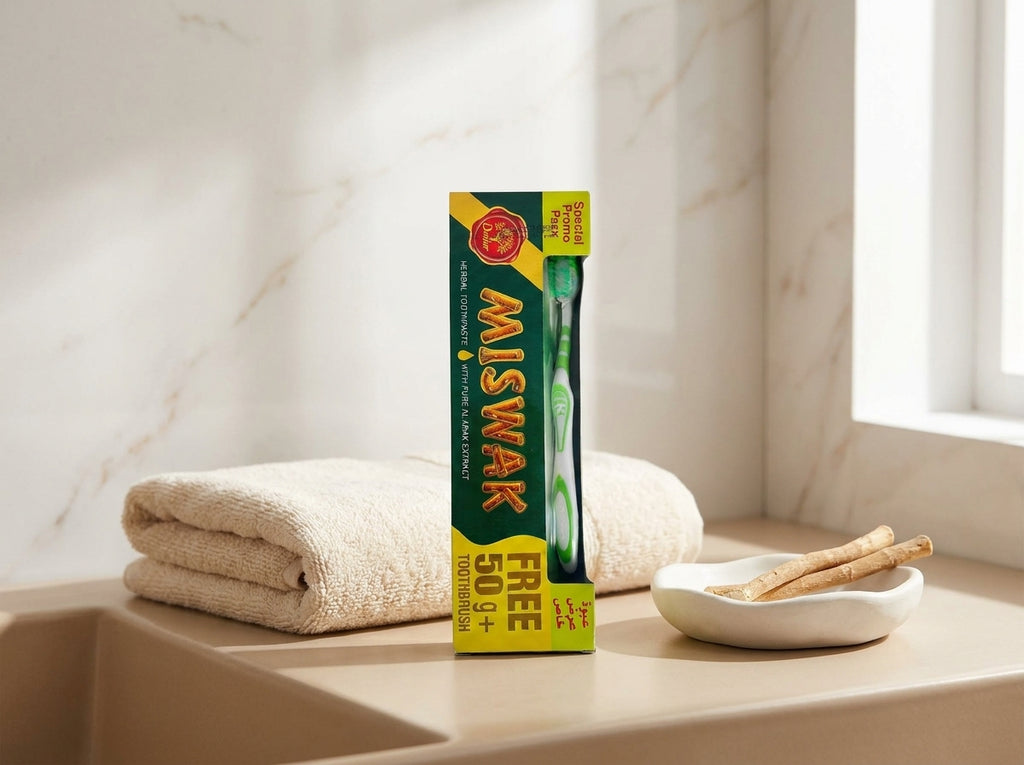 Routine bucco-dentaire saine et complète combinant le dentifrice au Siwak et la brosse à dents incluse.