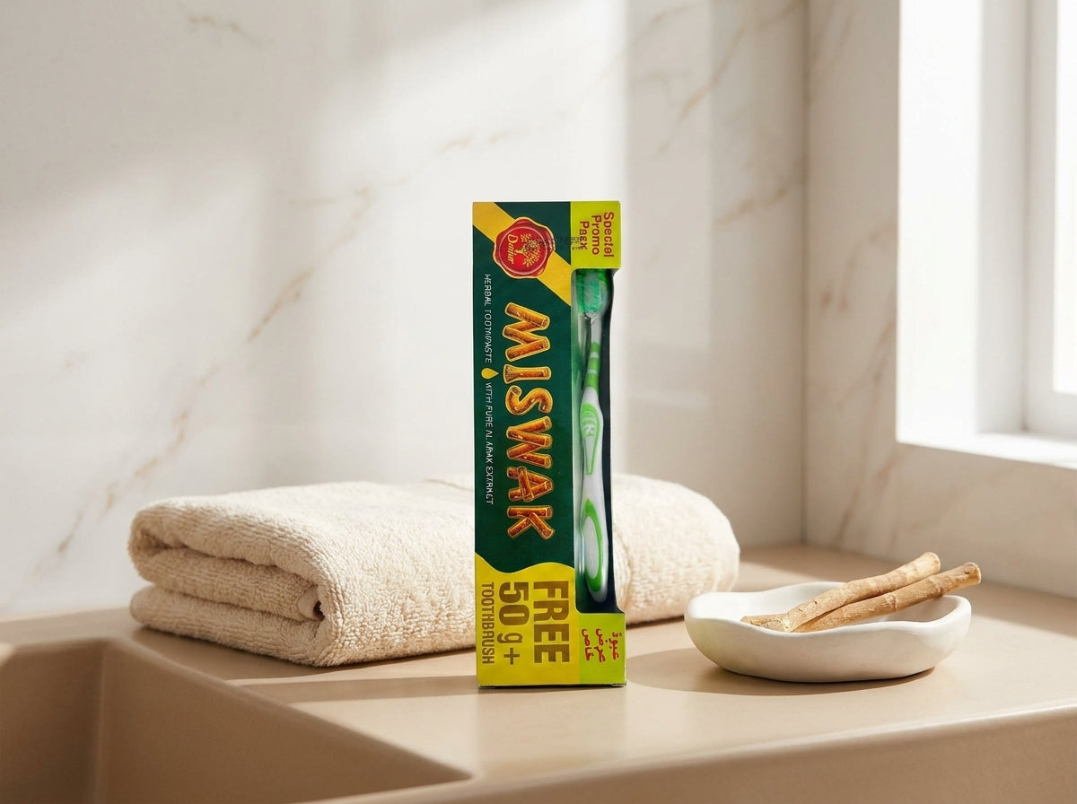 Routine bucco-dentaire saine et complète combinant le dentifrice au Siwak et la brosse à dents incluse.