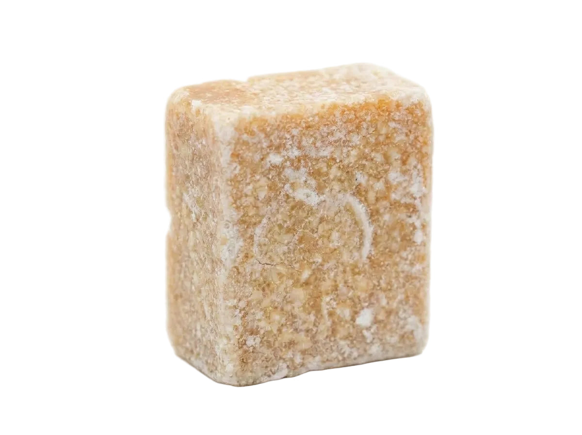 Morceaux de musc solide émiettés dans un sachet en mousseline blanche pour parfumer le dressing de la maison.
