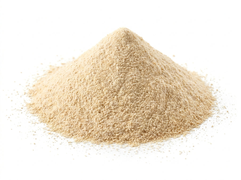 Gros plan sur la texture veloutée et homogène de la poudre d'ail déshydraté riche en arômes concentrés.