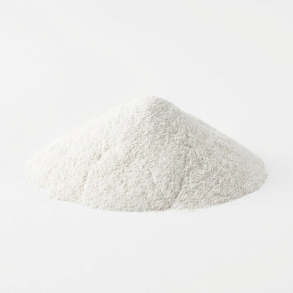 Gros plan herboriste sur la texture blanche extra-fine et volatile de l'argile blanche séchée au soleil.