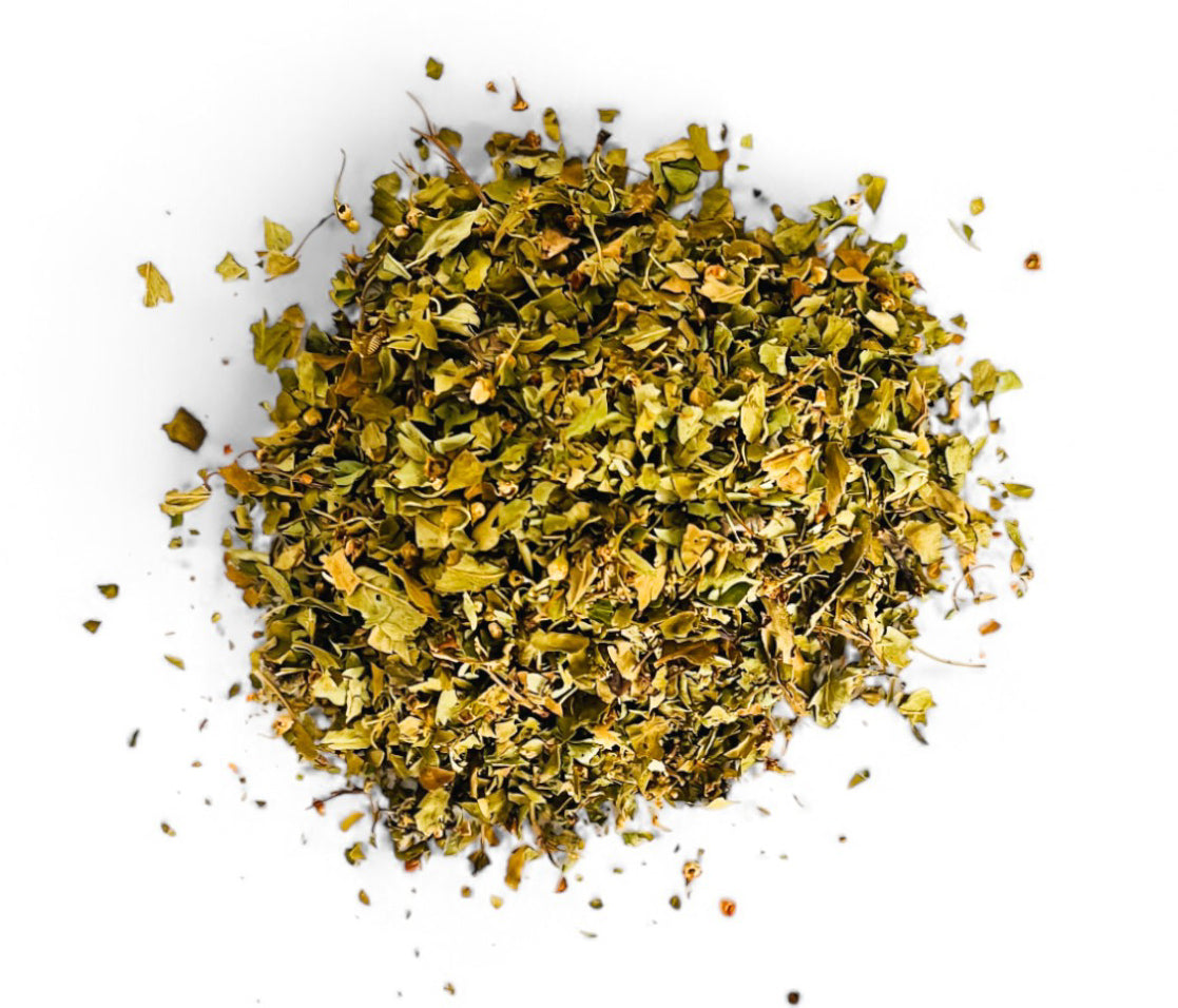 Gros plan herboriste sur les fleurs et feuilles séchées d'aubépine officinale riches en flavonoïdes actifs.