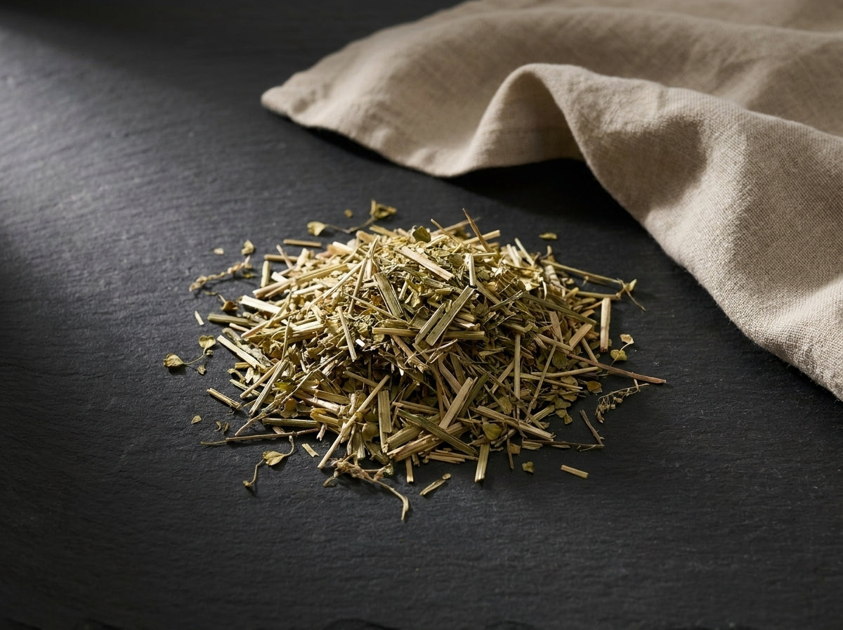Gros plan herboriste sur les plantes entières coupées et séchées de bourse à pasteur riches en flavonoïdes.