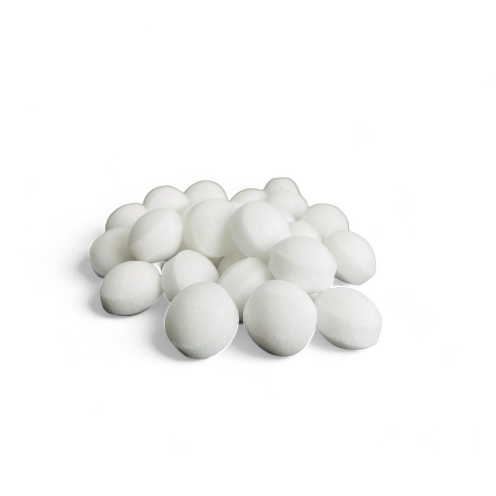 Gros plan sur la texture cristalline des boules de camphre pur de qualité supérieure d'Orianza.