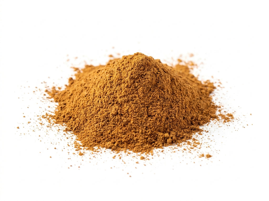 Gros plan herboriste sur la texture fine et la couleur ocre de la poudre de cannelle de Ceylan pure.