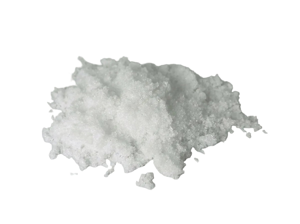 Gros plan macro détaillé sur la finesse extrême, la pureté éclatante et la texture de la poudre de Cheb brute d'Orianza.