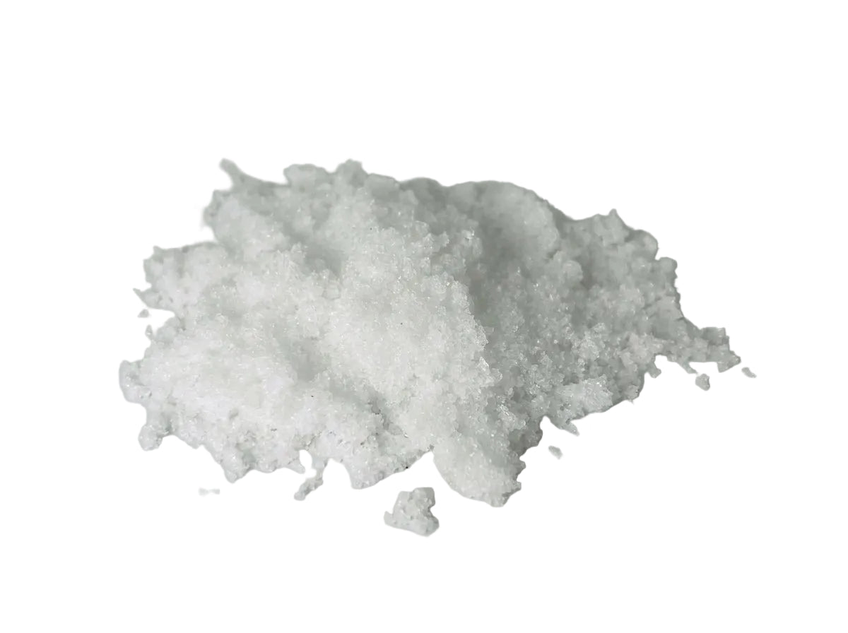 Gros plan macro détaillé sur la finesse extrême, la pureté éclatante et la texture de la poudre de Cheb brute d'Orianza.
