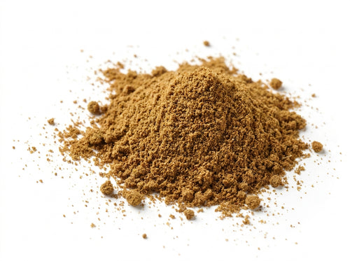 Gros plan herboriste sur la texture fine et soyeuse de la poudre de cumin, riche en huiles essentielles boisées.